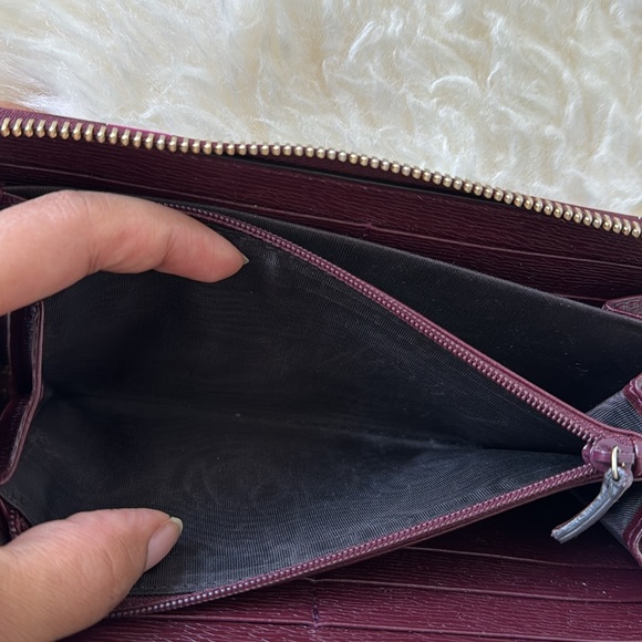 Gucci Special Edition Heart Design Zippy Wallet in Excellent Condition - Picture 9 of 15